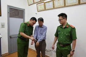 Bắt, khám xét khẩn cấp lãnh đạo và nhân viên Trung tâm Kiểm định kỹ thuật an toàn khu vực II