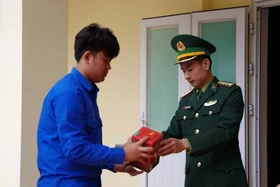 Cán bộ Biên phòng chung tay giúp dân xây dựng kinh tế hộ gia đình