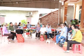 Lợi dụng niềm tin, “móc túi” người già