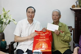Phó Bí thư Thường trực Tỉnh uỷ trao quà cho người có công, thân nhân liệt sĩ