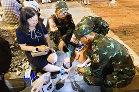 Tận tình sơ cứu vết thương cho người dân