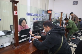 BHXH Thanh Sơn đẩy mạnh thanh toán lương hưu, trợ cấp BHXH qua tài khoản ngân hàng