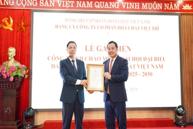 Gắn biển công trình chào mừng Đại hội Đại biểu Tập đoàn Hoá chất Việt Nam lần thứ IV