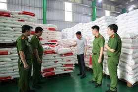 Đột kích xưởng sản xuất tạm giữ hàng trăm tấn bột nêm, bột canh, dầu ăn, mỳ chính giả cùng các loại phụ gia