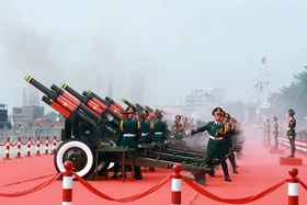 Nghi thức bắn đại bác và múa súng tại Lễ kỷ niệm 50 năm Giải phóng miền nam, thống nhất đất nước