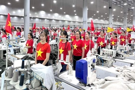 Công nhân lao động Chào cờ, hát Quốc ca kỷ niệm đại lễ 30/4 và 1/5