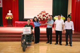 Thăm, tặng quà thương binh, người có công tại Thị xã Phú Thọ