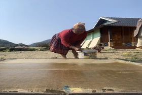 Người Mông ở Pà Cò phát huy nghề làm giấy giang truyền thống