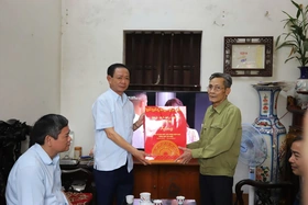 Tặng quà người có công, gia đình chính sách tại huyện Lâm Thao