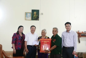 Phó Chủ tịch UBND tỉnh Phan Trọng Tấn tặng quà các thương binh, người có công tại huyện Yên Lập
