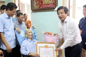 Trao Huy hiệu 70 năm tuổi Đảng tại huyện Tam Nông