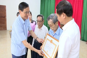 Trao Huy hiệu Đảng tại huyện Thanh Ba, thị xã Phú Thọ