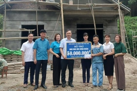 Trao kinh phí hỗ trợ xây dựng nhà “Mái ấm Công đoàn” tại huyện Hạ Hòa