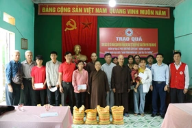 Trao tặng 100 suất quà cho các hộ nghèo tại Tân Sơn