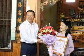 Trao Huy hiệu 70 năm tuổi Đảng tại huyện Đoan Hùng