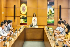 Thảo luận tại Tổ về chính sách giáo dục và miễn thuế sử dụng đất nông nghiệp