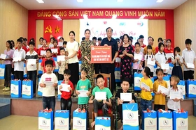 Trao quà cho học sinh khuyết tật có hoàn cảnh khó khăn
