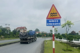 Cảnh báo sụt lún trên tuyến đường Âu Cơ