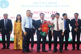 Công bố Quyết định thành lập Bảo hiểm Xã hội khu vực XVIII và các Quyết định về công tác cán bộ