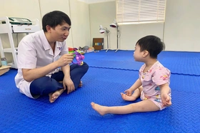 Phục hồi chức năng vận động thành công cho bé gái liệt mềm tứ chi