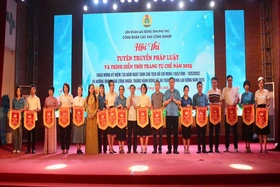 Hội thi tuyên truyền pháp luật và trình diễn thời trang tự chế