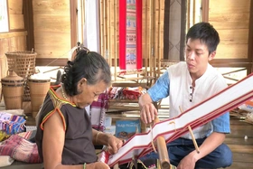 Giữ nghề dệt truyền thống của người Ba Na