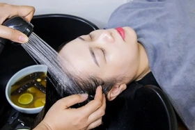 3 cách gội đầu giảm rụng tóc