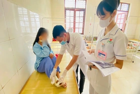 Cảnh báo nhiễm trùng nặng do bó thuốc nam điều trị gãy xương