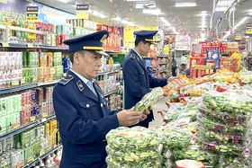 Để phát triển thương mại và dịch vụ đồng bộ