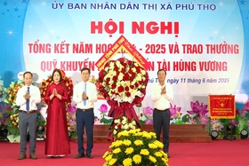 Chủ tịch UBND tỉnh dự tổng kết và trao thưởng của ngành Giáo dục thị xã Phú Thọ