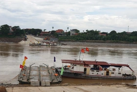 Vận hành phà quân sự đảm bảo giao thông thay thế cầu phao Phong Châu