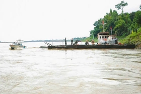 Binh chủng Công binh thử phà không tải tại khu vực cầu phao Phong Châu