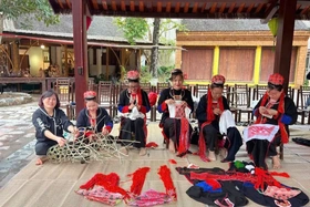 Thổ cẩm kể chuyện bản làng