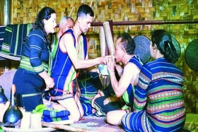 Nét đẹp lễ báo hiếu của người Mnông