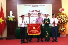 Gặp mặt tôn vinh cán bộ, hội viên Hội Cựu giáo chức tiêu biểu