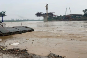 Nước lũ dâng cao, phà quân sự chưa thể vận hành