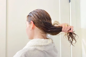 Nắng nóng khiến tóc nhanh bết, khắc phục thế nào?