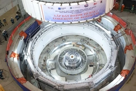 Hạ đặt thành công rotor tổ máy số 1 Dự án Thủy điện Hòa Bình mở rộng