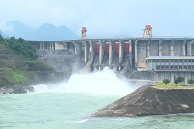 Đóng 1 cửa xả đáy hồ thủy điện Tuyên Quang để đảm bảo an toàn hạ du