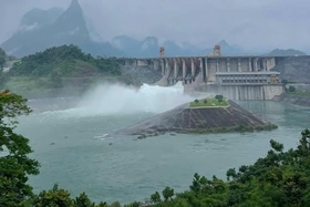 Đóng 2 cửa xả đáy hồ thủy điện Tuyên Quang