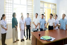 Phó Chủ tịch UBND tỉnh Nguyễn Văn Toàn kiểm tra tình hình hoạt động của chính quyền xã Liên Sơn