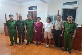 Công an phường giúp đỡ người phụ nữ có dấu hiệu trầm cảm đi lạc trở về với gia đình