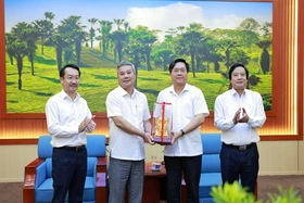 Chủ tịch UBND tỉnh Trần Duy Đông tiếp và làm việc với Tập đoàn Công nghiệp - Năng lượng Quốc gia Việt Nam