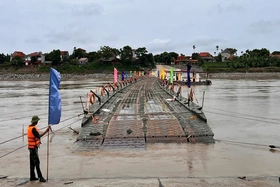Cầu phao Phong Châu tạm dừng vận hành do mưa lũ