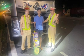 Bắt giữ đối tượng vận chuyển trái phép pháo hoa nổ