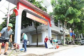 Phường Hòa Bình ra quân tổng vệ sinh môi trường xây dựng đô thị ven sông xanh - sạch - đẹp