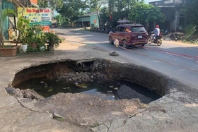Xuất hiện hố sụt lún nguy hiểm trên tuyến quốc lộ 12B, địa phận xã Thượng Cốc
