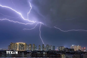 Thời tiết ngày 14/7: Mưa dông bất ngờ ở nhiều nơi, cảnh báo sét và lốc xoáy