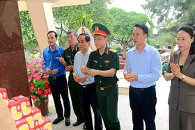 Dâng hương tri ân các Anh hùng liệt sĩ