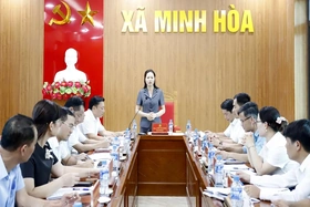 Phó Bí thư Tỉnh ủy Bùi Thị Minh làm việc tại xã Minh Hòa